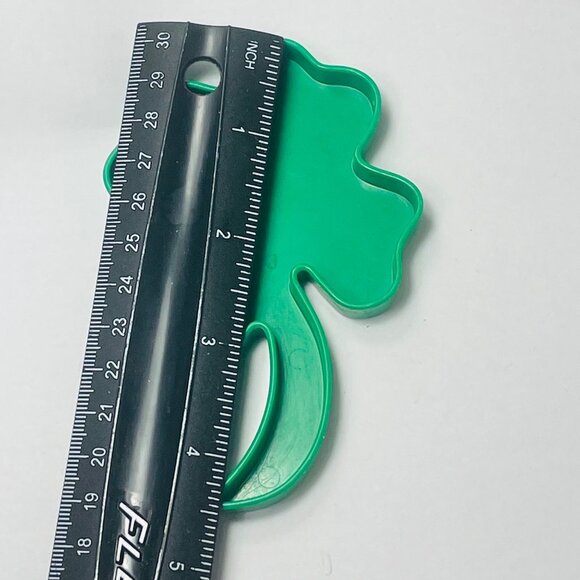 Tupperware 1316-2 Shamrock Shaped Green Cookie Cutter 4.5 inches Vintage - Picture 4 of 4
